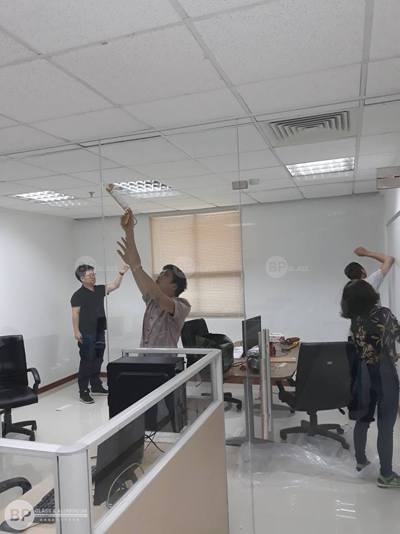 thi công lắp đặt vách ngăn văn phòng licogi 13